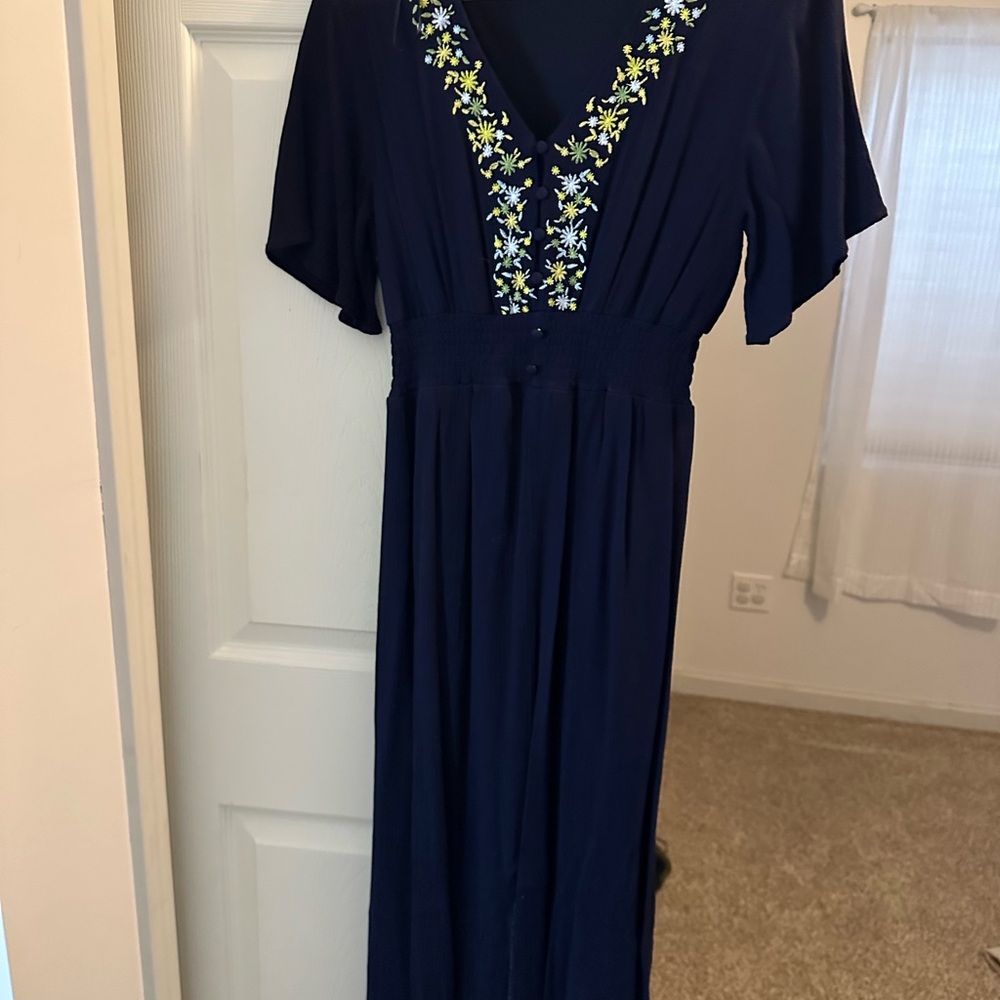 Elegant Navy Blue Dress with Floral Embroidery